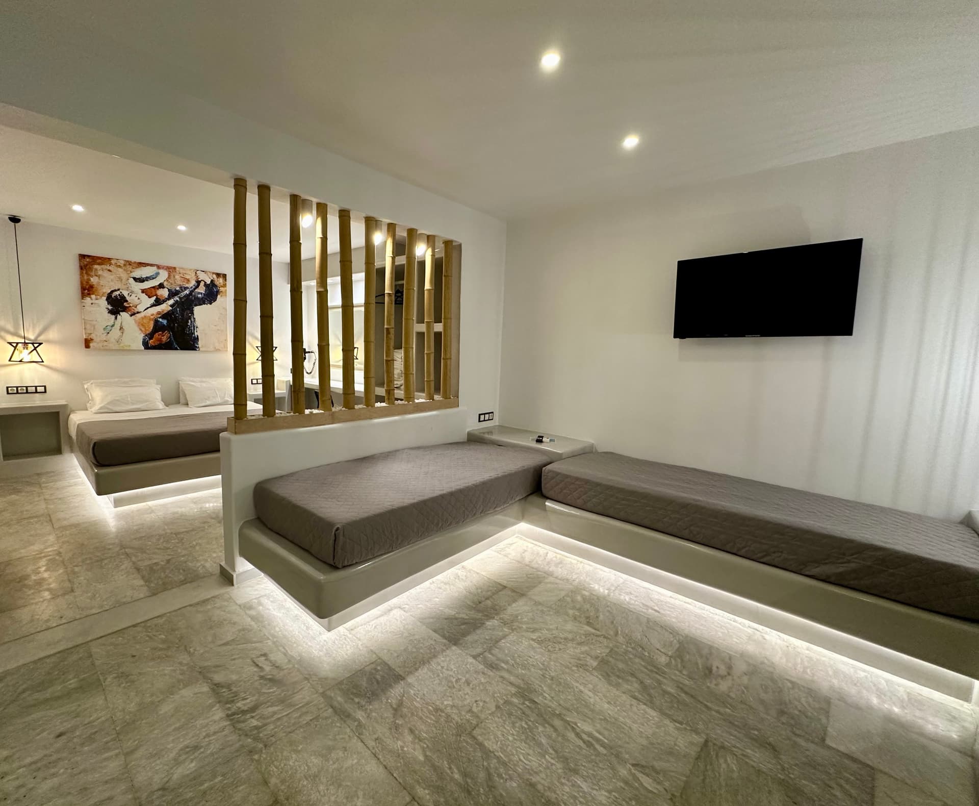 Apartment with kitchenette and living area - View 2