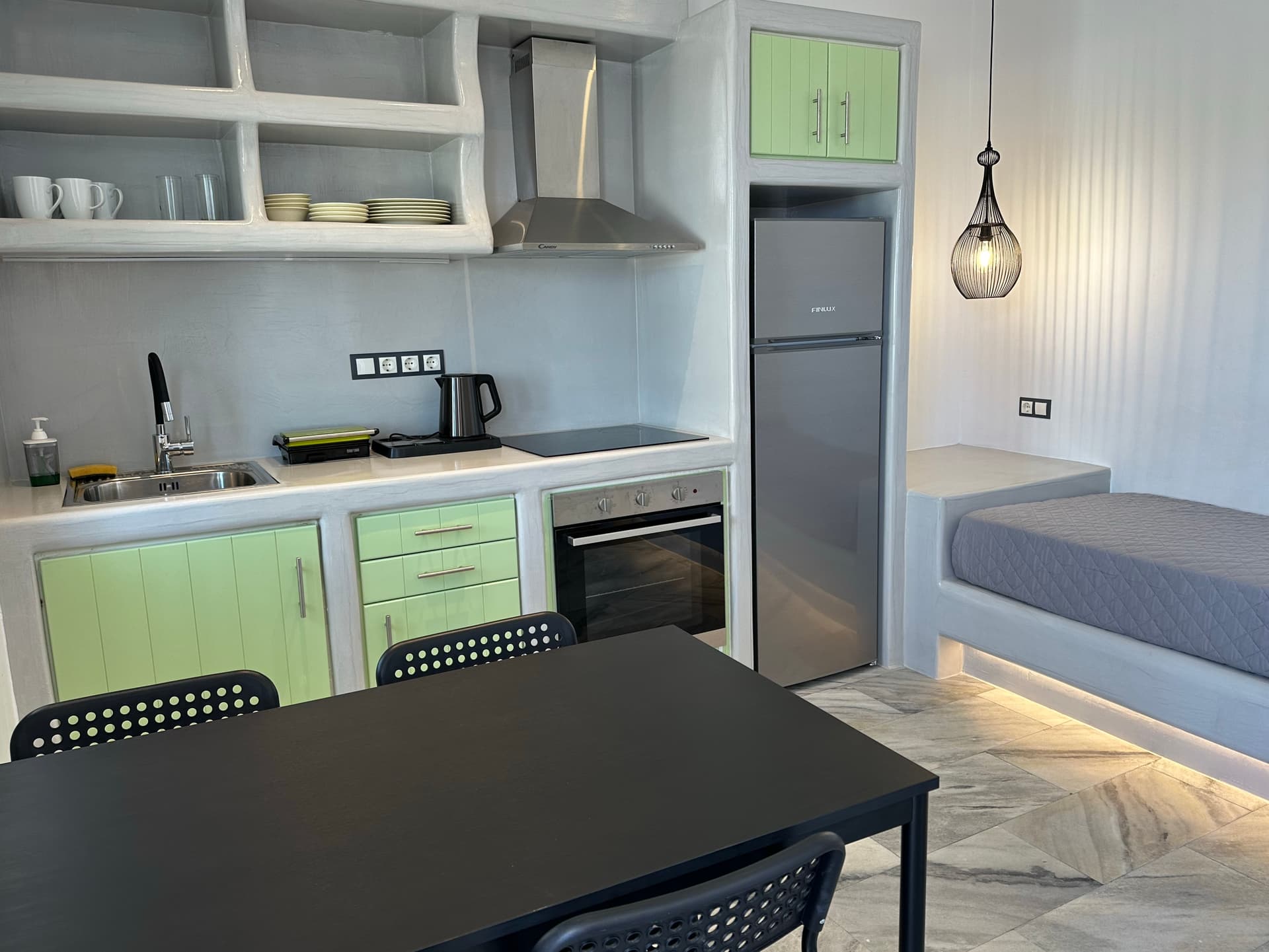 Apartment with kitchenette and living area - View 9