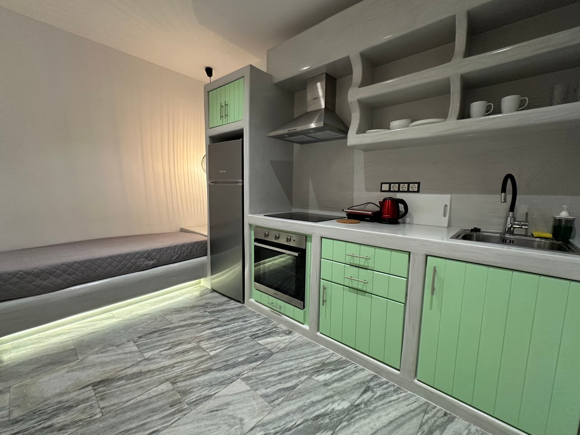 Apartment with kitchenette and living area - View 7