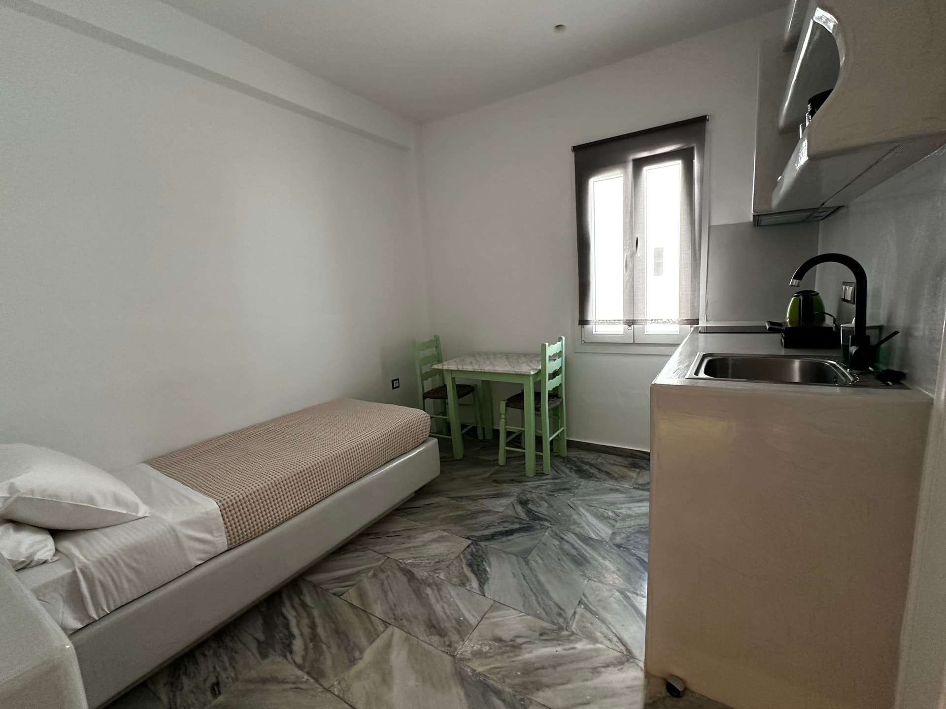 Apartment with kitchenette and living area - View 8